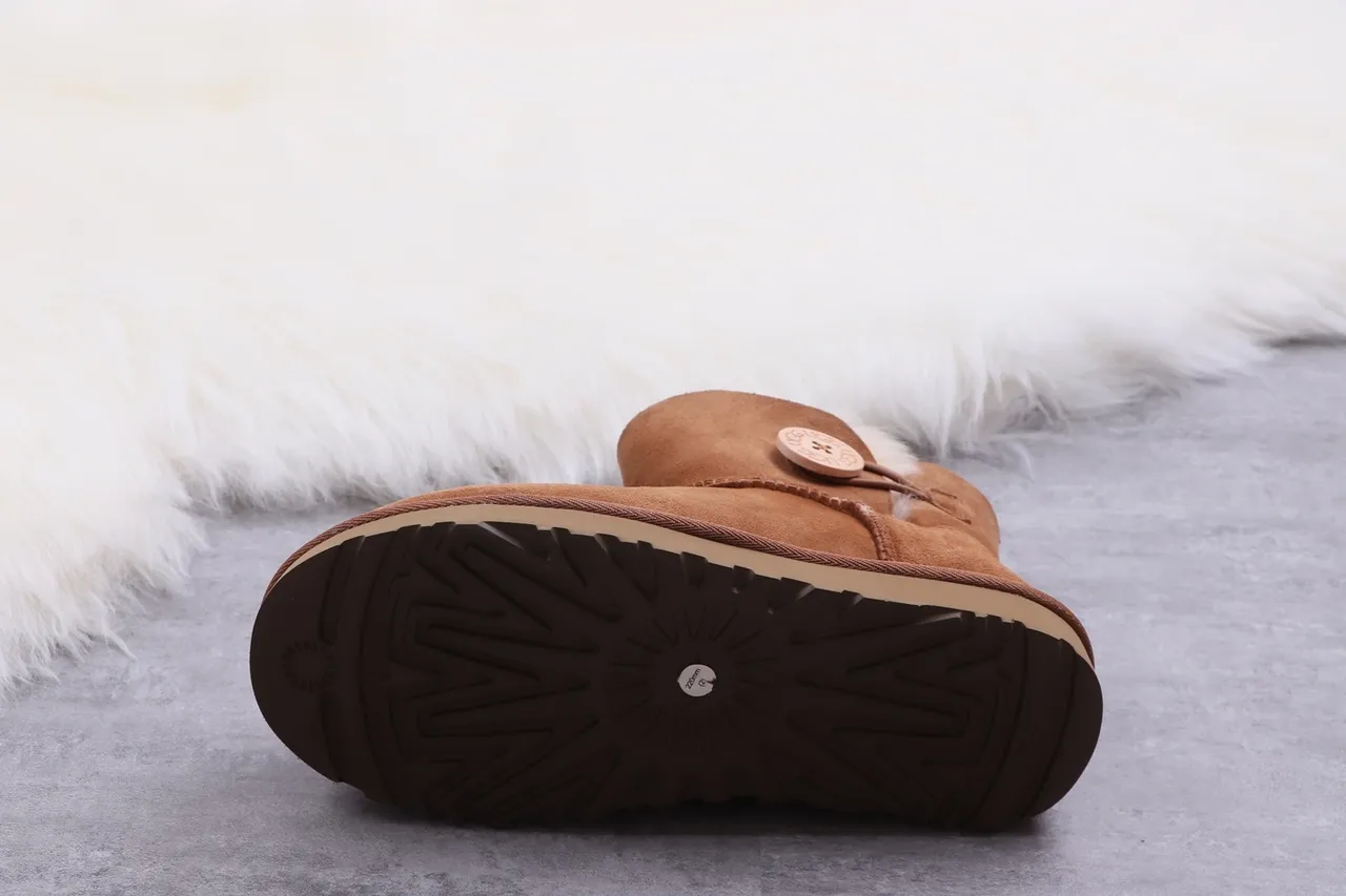 UGG Classic Mini चेस्टनट सूड शियरलिंग लाइन एंक्ल बूट्स 10