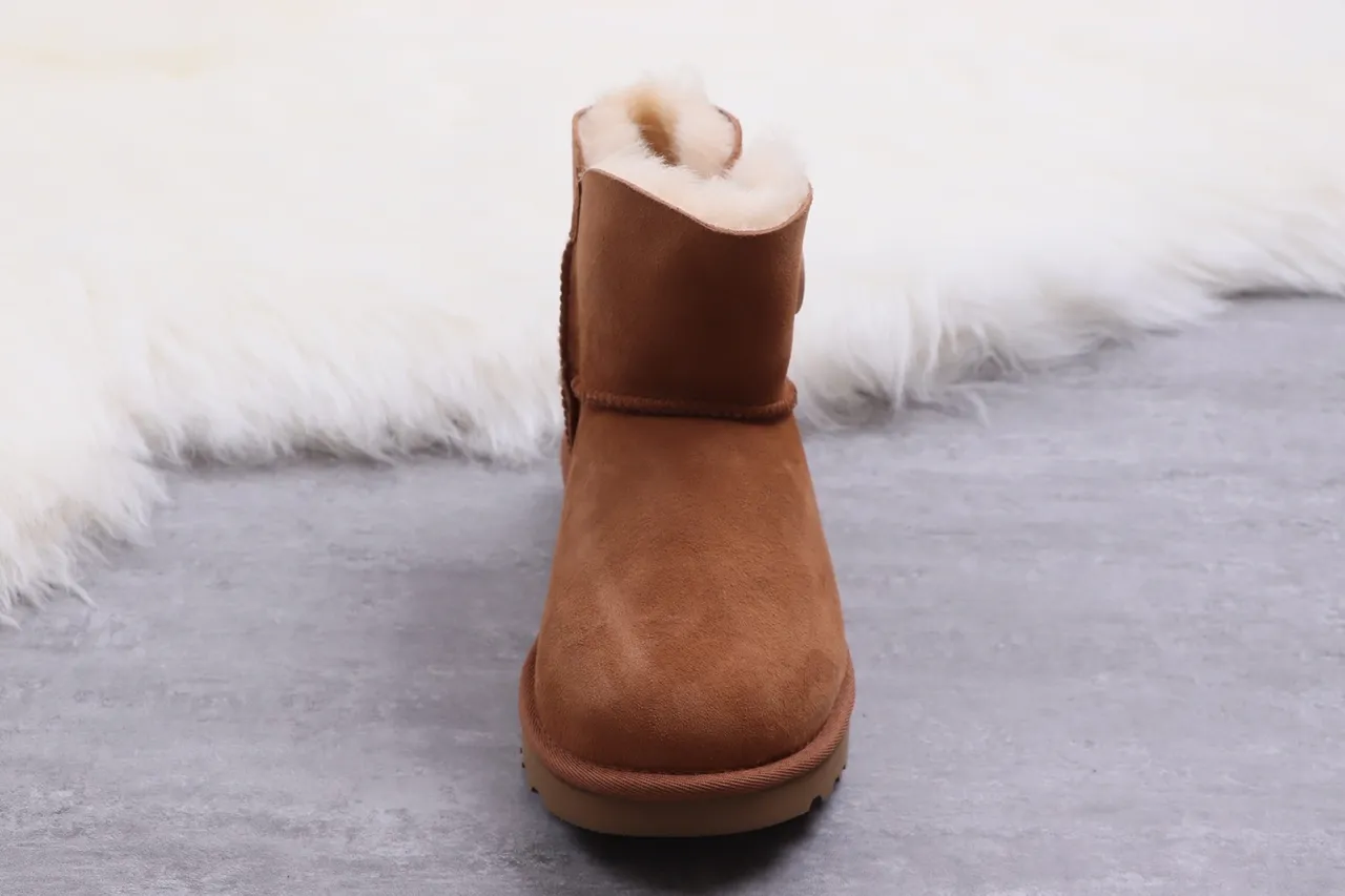 UGG Classic Mini चेस्टनट सूड शियरलिंग लाइन एंक्ल बूट्स 11
