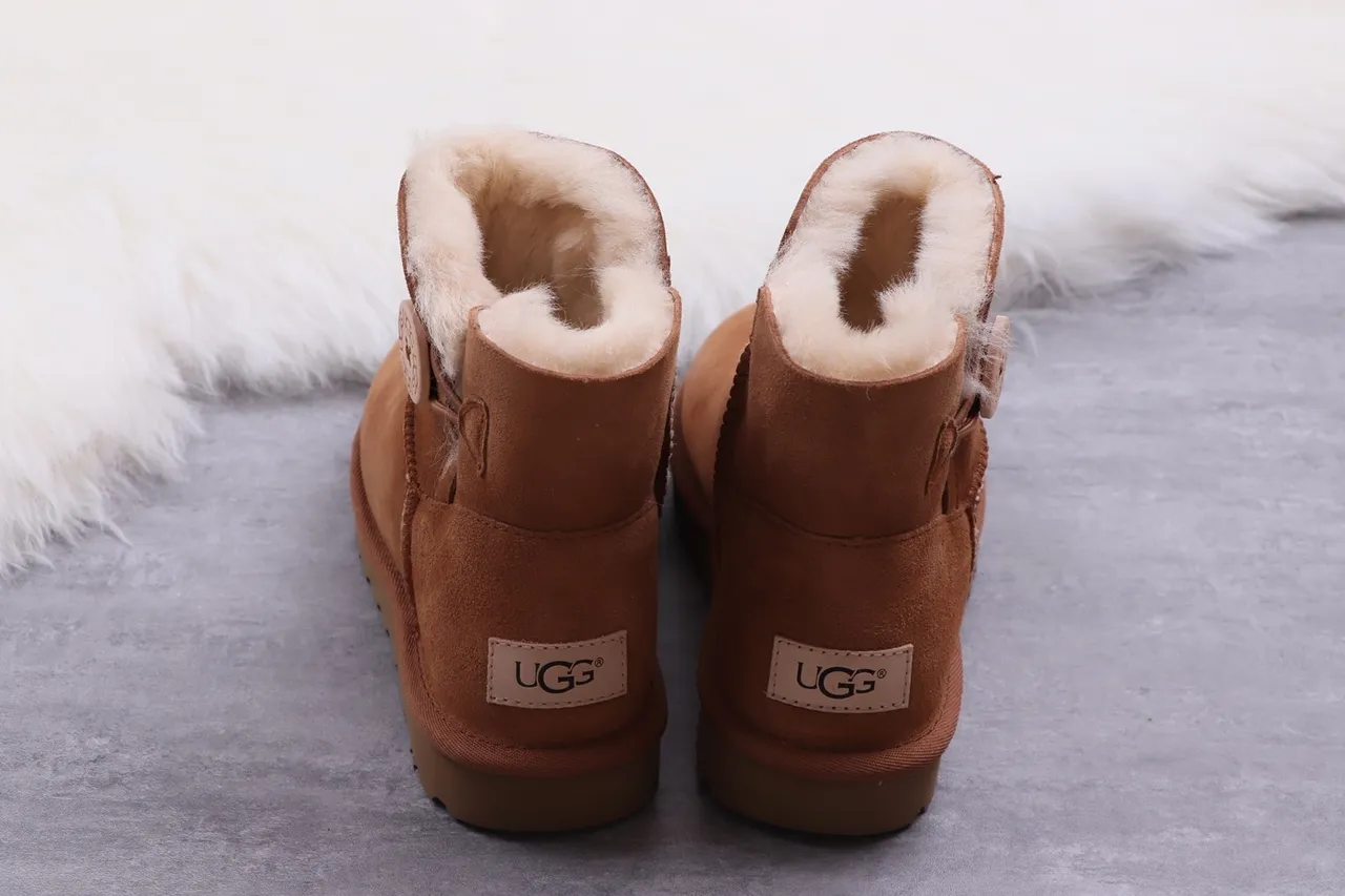 UGG Classic Mini चेस्टनट सूड शियरलिंग लाइन एंक्ल बूट्स 13