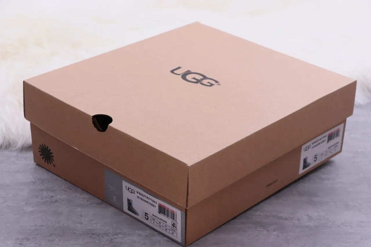 UGG Classic Short চারকোল গ্রে শিয়ারলিং লাইন্ড স্নো বুট 2