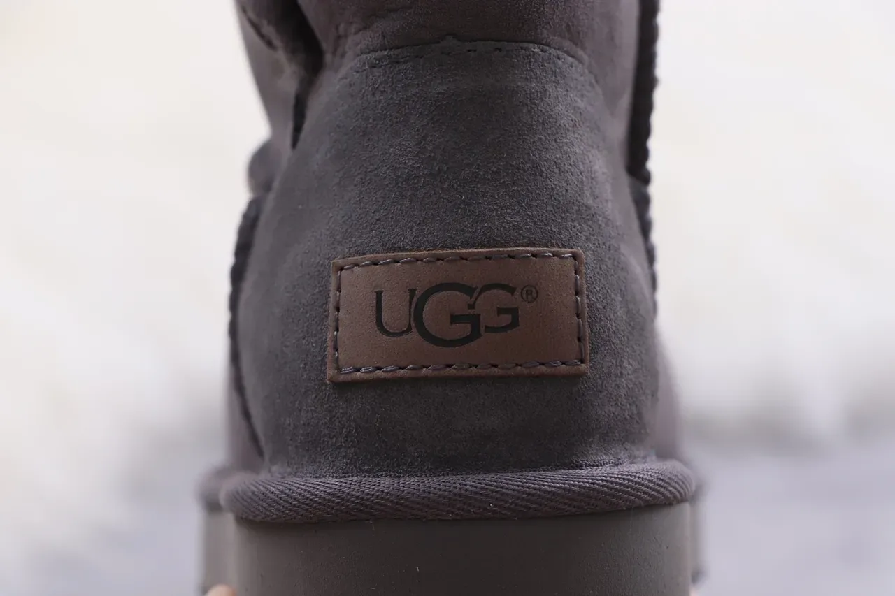UGG Classic Short চারকোল গ্রে শিয়ারলিং লাইন্ড স্নো বুট 3