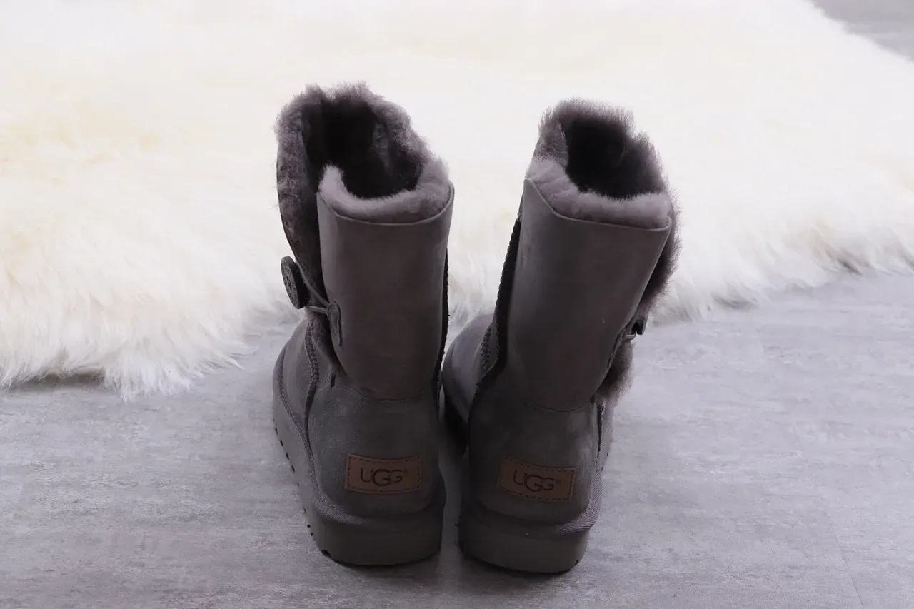 UGG Classic Short চারকোল গ্রে শিয়ারলিং লাইন্ড স্নো বুট 8