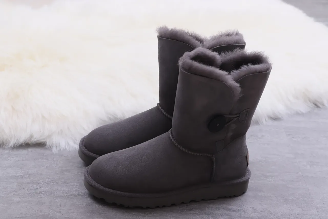 UGG Classic Short চারকোল গ্রে শিয়ারলিং লাইন্ড স্নো বুট 10