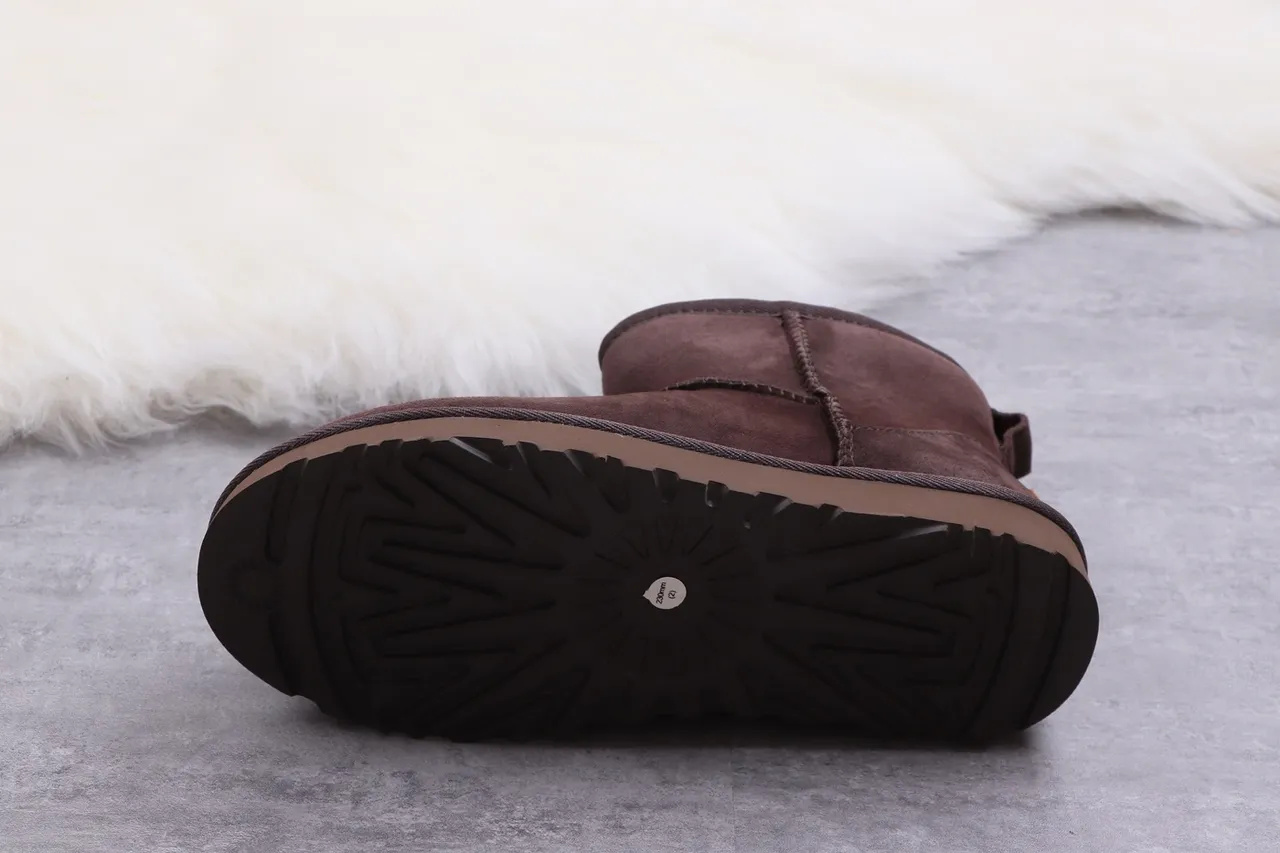 UGG Classic Short أحذية ثلجية بني شوكولاتة سويدي 9