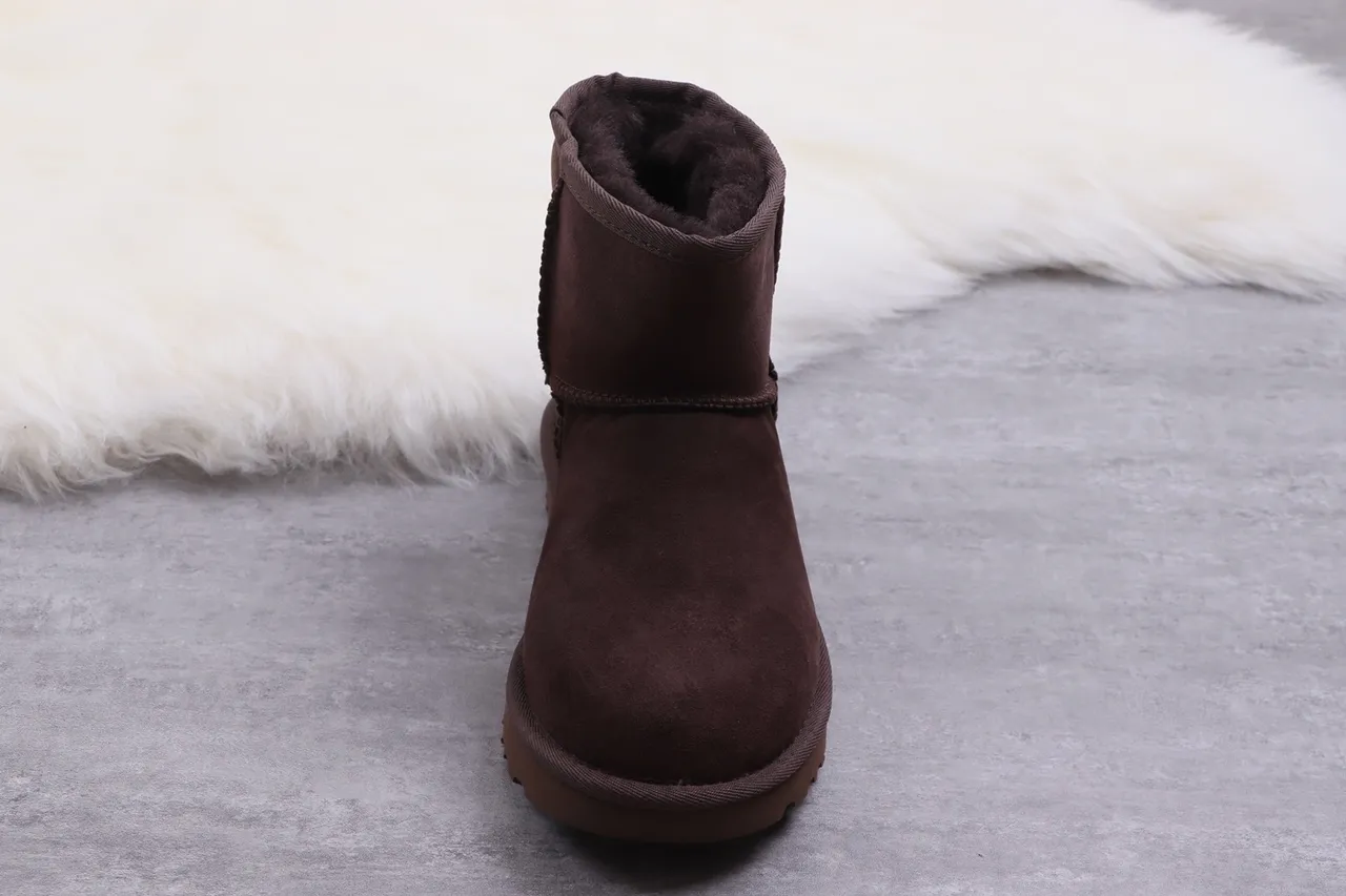 UGG Classic Short أحذية ثلجية بني شوكولاتة سويدي 10