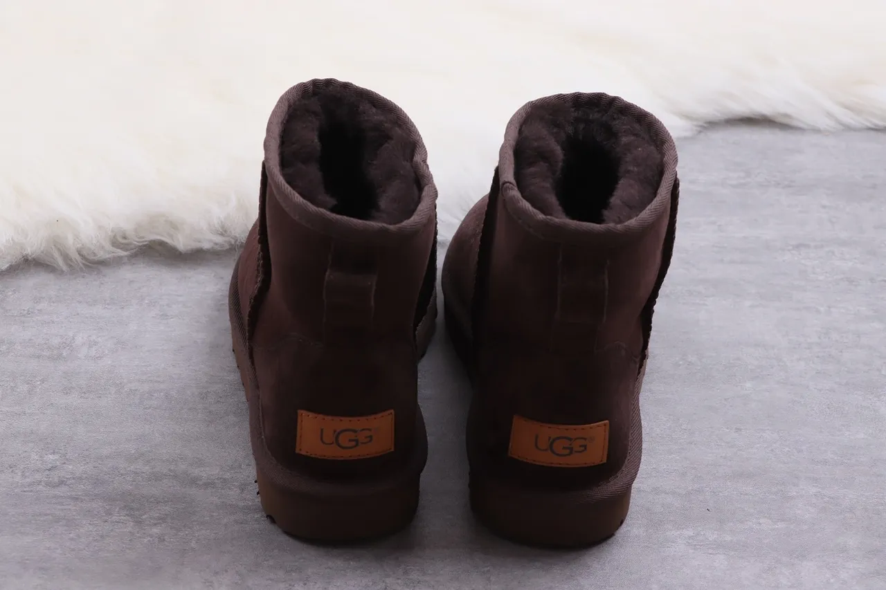 UGG Classic Short أحذية ثلجية بني شوكولاتة سويدي 12