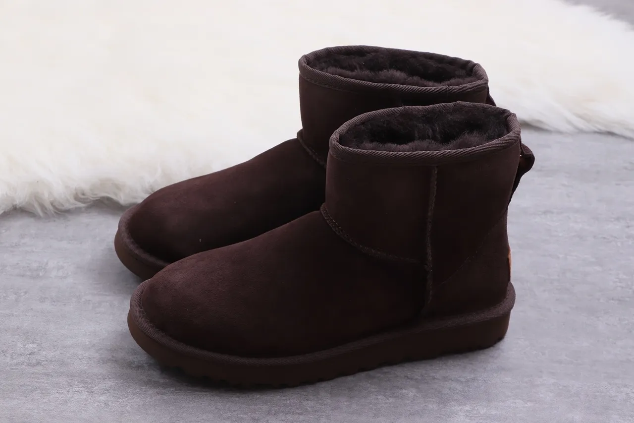 UGG Classic Short أحذية ثلجية بني شوكولاتة سويدي 13