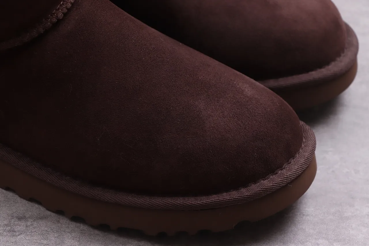 UGG Classic Short أحذية ثلجية بني شوكولاتة سويدي 14