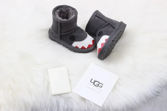 UGG Shark Boot Charcoal Gray White Red Snow Boots 5