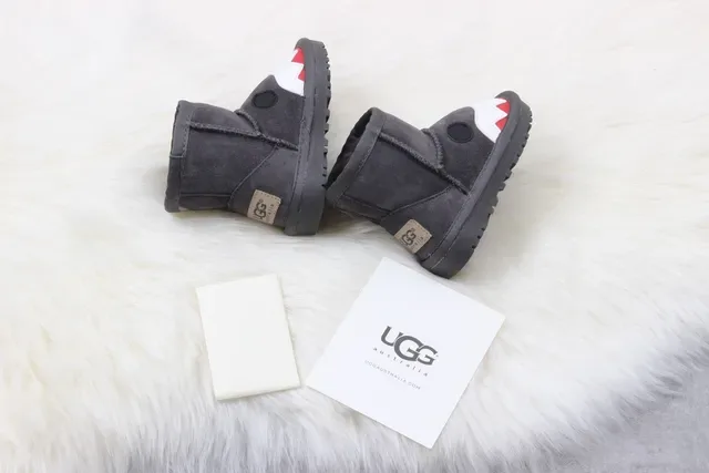 UGG Shark Boot Charcoal Gray White Red Snow Boots 6