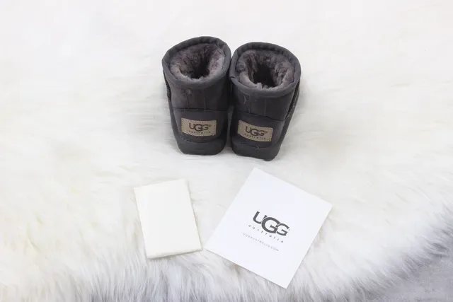 UGG Shark Boot Charcoal Gray White Red Snow Boots 7
