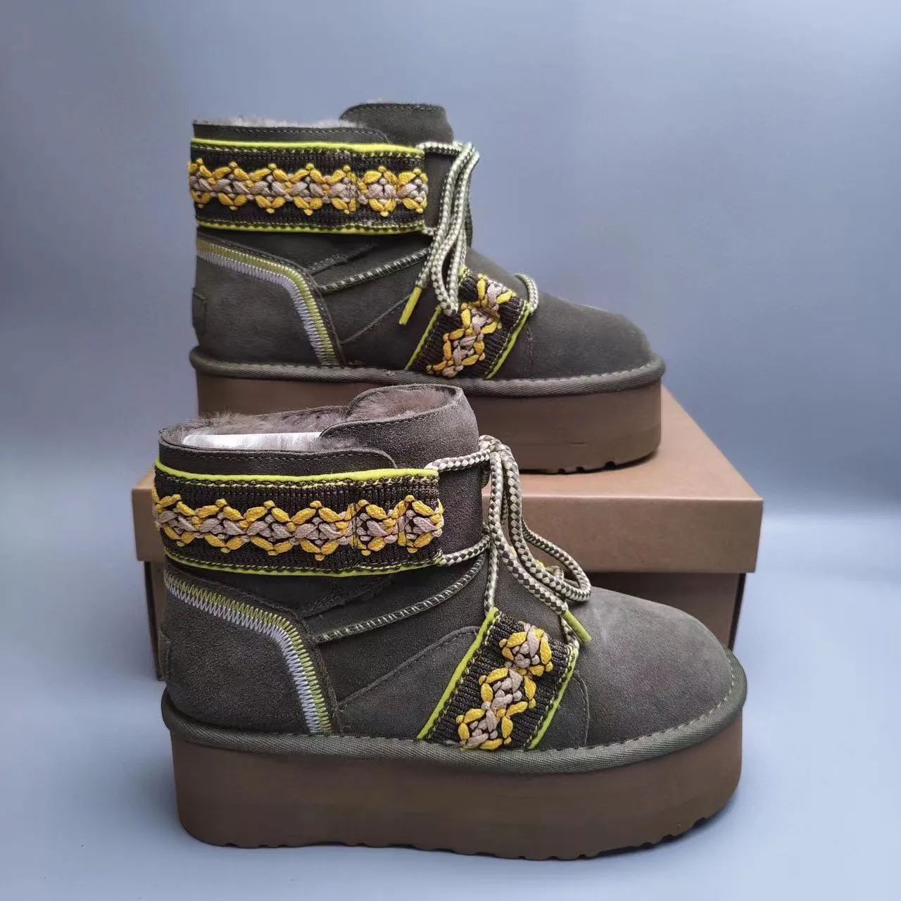 UGG Tasman Bottes de Neige Vert Armée Jaune Semelle de Plateforme Broderies Lanières Tissées 2