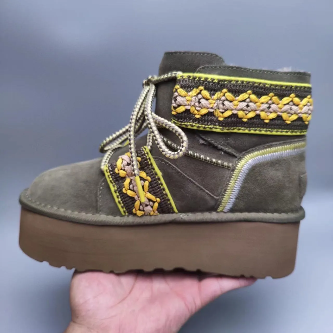 UGG Tasman Bottes de Neige Vert Armée Jaune Semelle de Plateforme Broderies Lanières Tissées 3