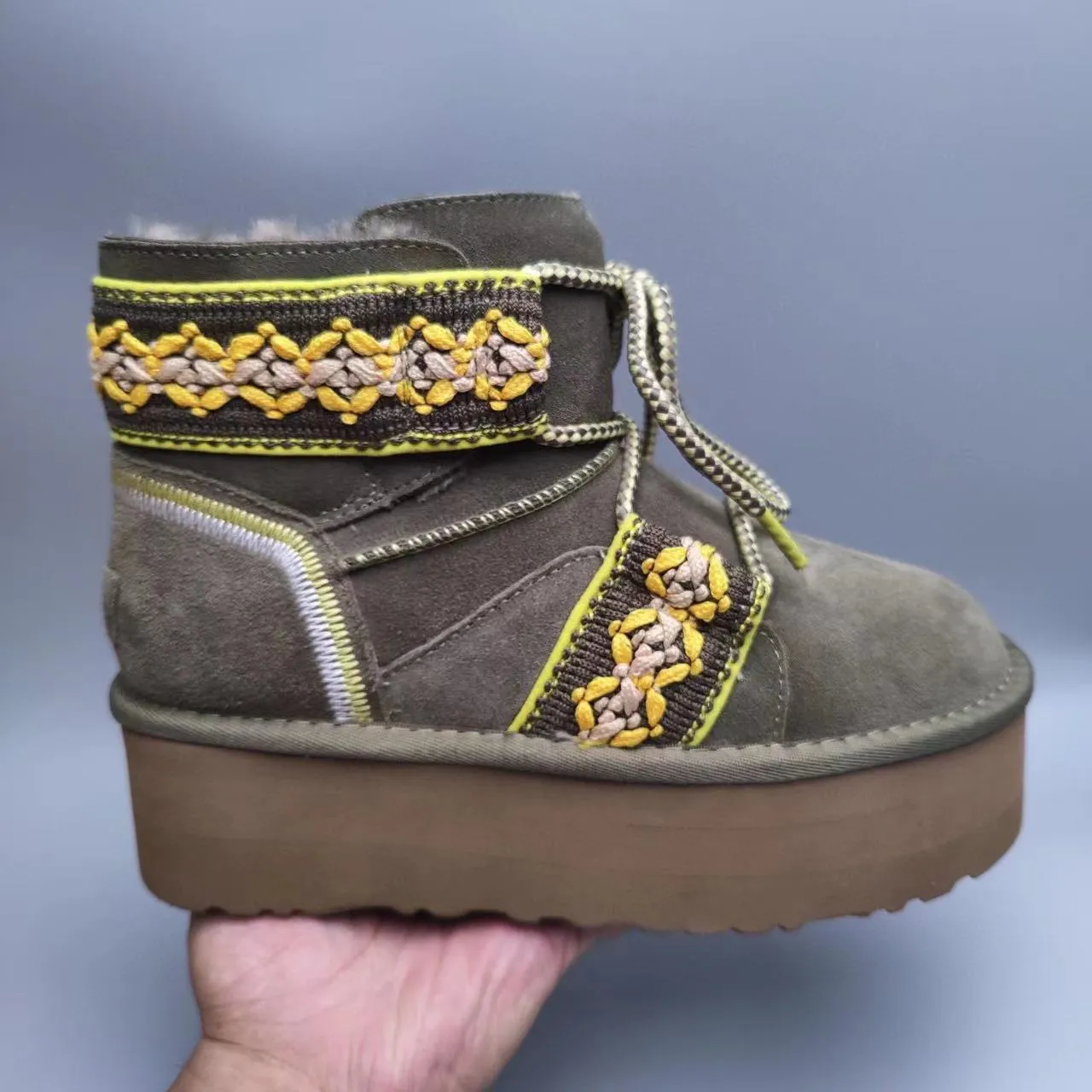 UGG Tasman Bottes de Neige Vert Armée Jaune Semelle de Plateforme Broderies Lanières Tissées 4