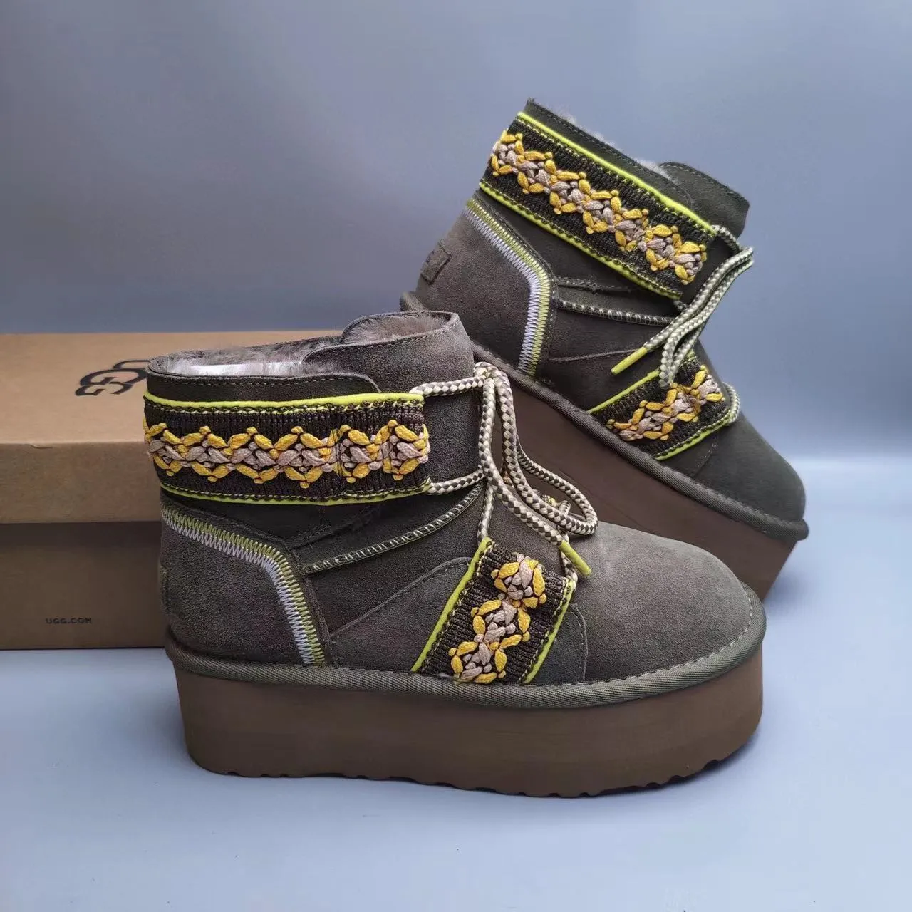 UGG Tasman Bottes de Neige Vert Armée Jaune Semelle de Plateforme Broderies Lanières Tissées 6