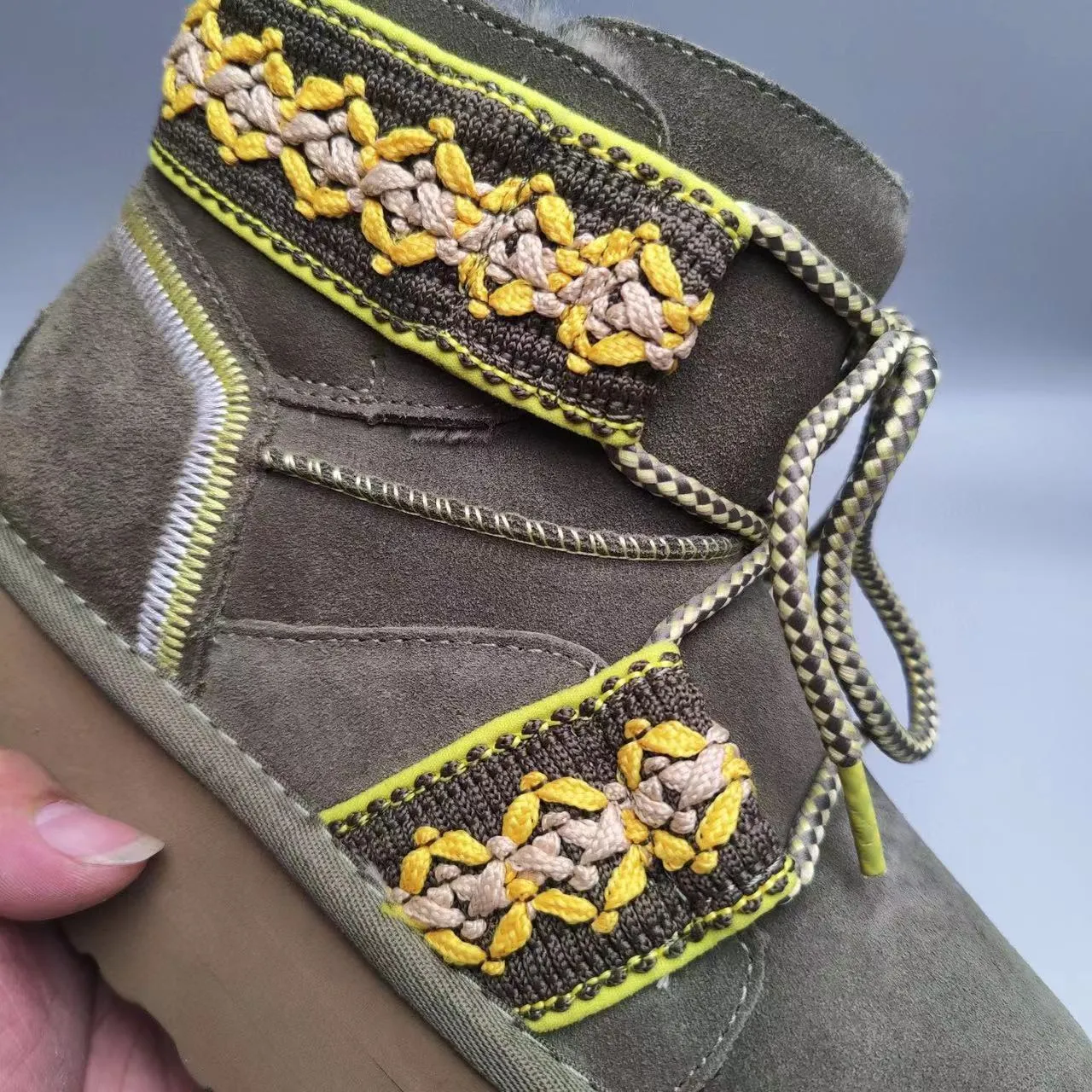UGG Tasman Bottes de Neige Vert Armée Jaune Semelle de Plateforme Broderies Lanières Tissées 8
