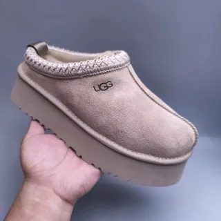 UGG Tasman حذاء كاجوال بيج من السويدي بمنصة يُرتدى بالانزلاق