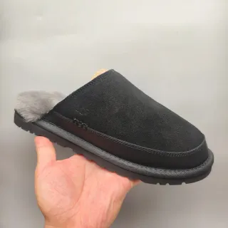 UGG Tasman Zapatilla de ante negra forrada con shearling