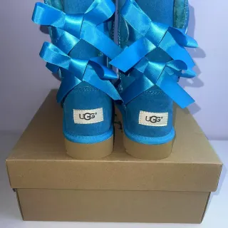 UGG Tasman Botas de Nieve de Ante con Lazo Azul