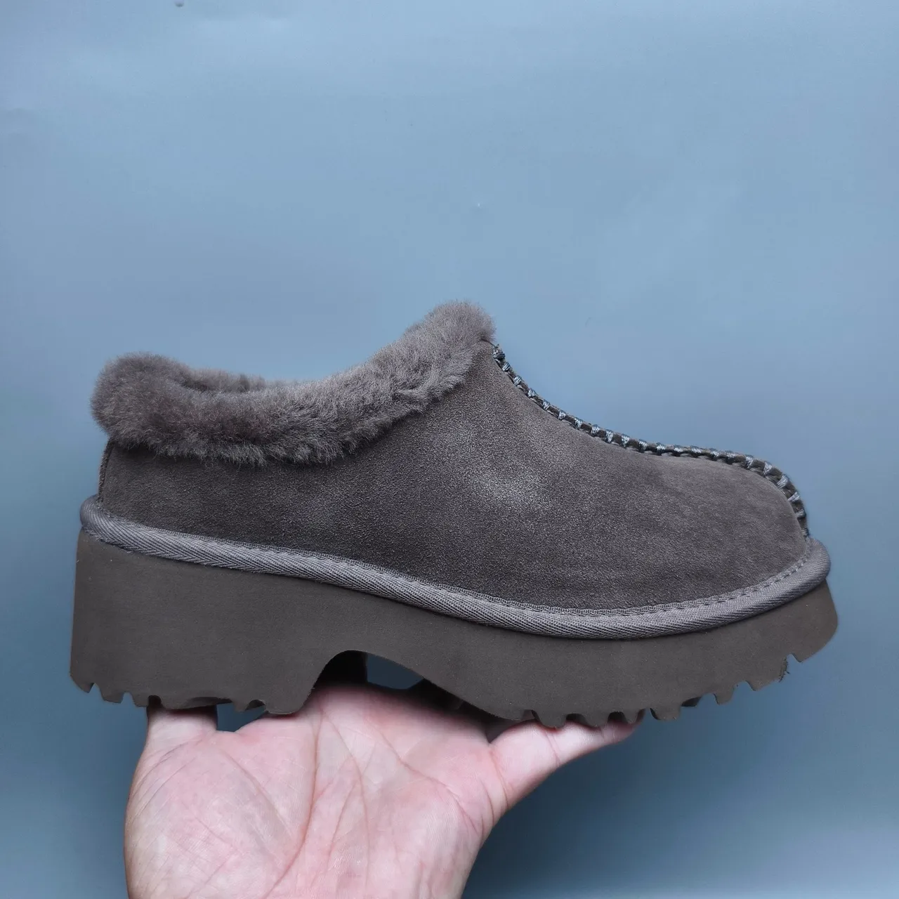 UGG Tasman Bottine de Neige à Plateforme en Daim Gris Doublée de Mouton 2