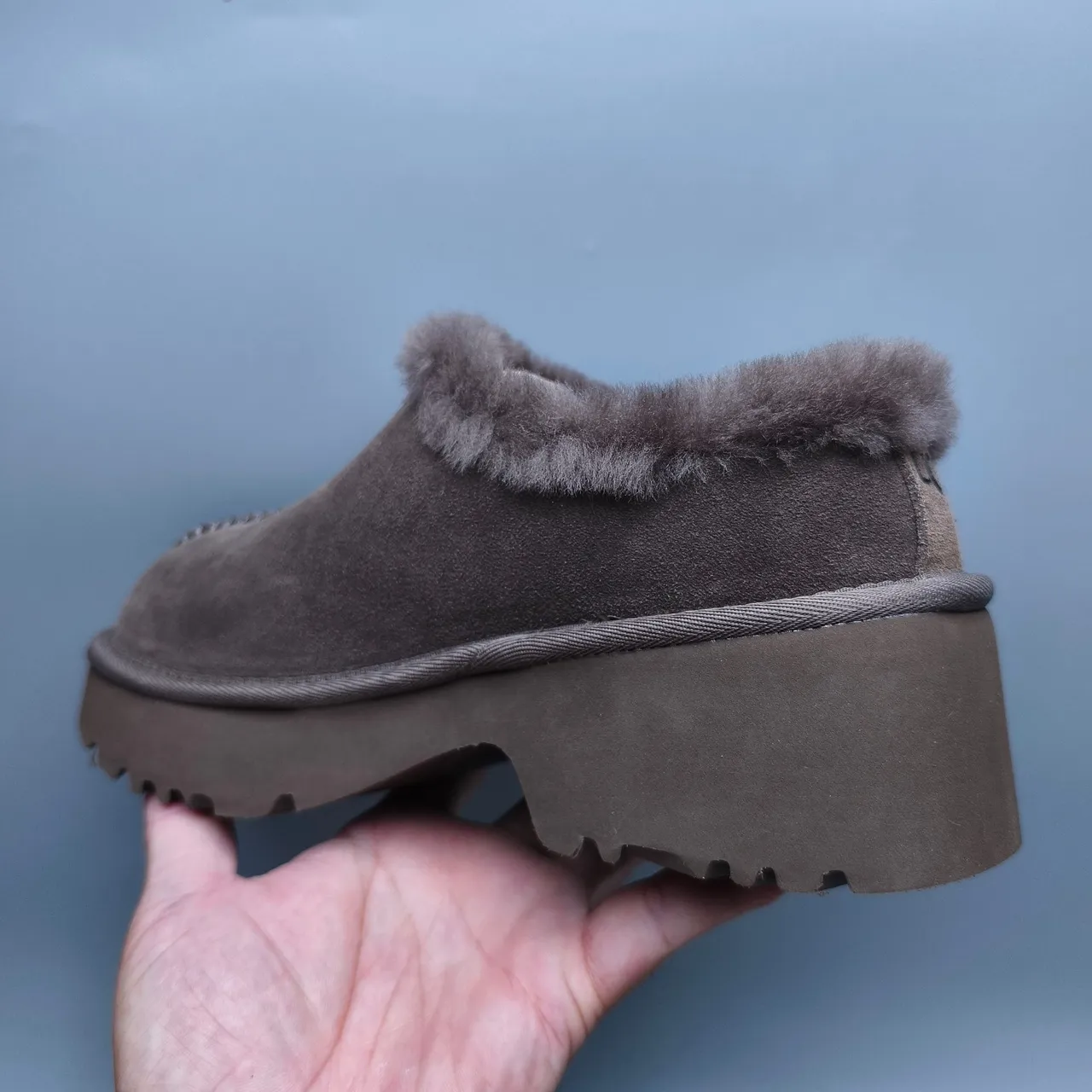 UGG Tasman Bottine de Neige à Plateforme en Daim Gris Doublée de Mouton 4