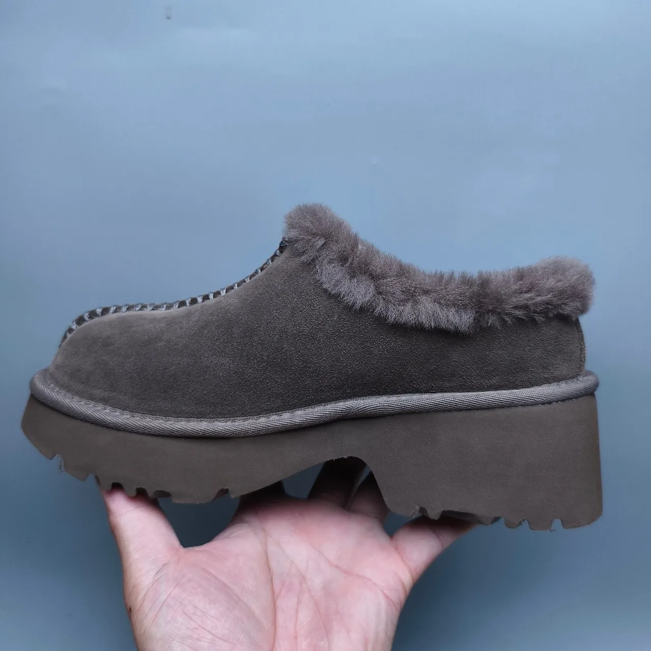UGG Tasman Bottine de Neige à Plateforme en Daim Gris Doublée de Mouton 7