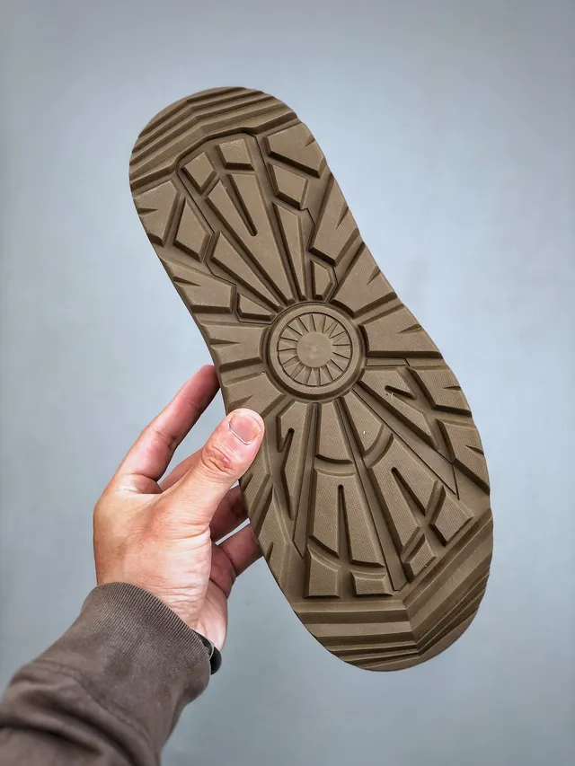 UGG Tasman Taupe Bottes de neige en daim perforé avec doublure en shearling 3