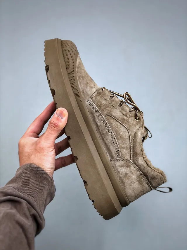 UGG Tasman Taupe Bottes de neige en daim perforé avec doublure en shearling 5