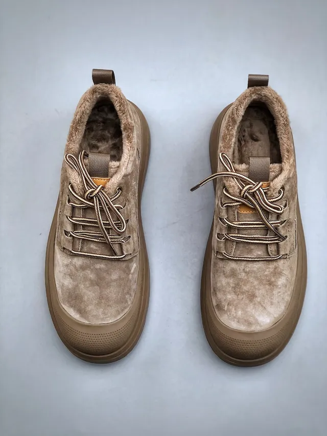 UGG Tasman Taupe Bottes de neige en daim perforé avec doublure en shearling 6