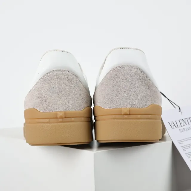 Valentino Baskets Lifestyle Beige Noir Low-Top en Daim et Cuir Panelées 8