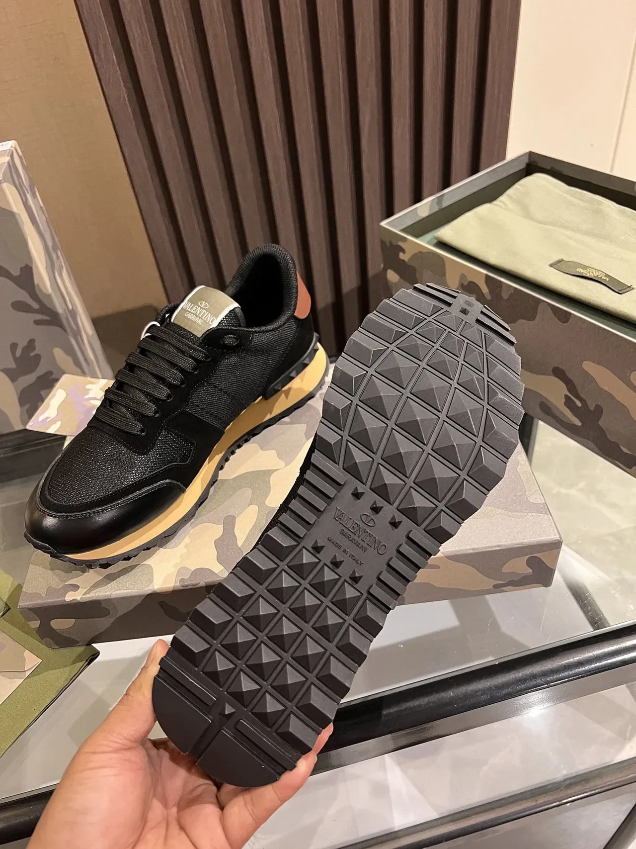 Valentino Sneakers Lifestyle Noir Beige Maillé Cuir Contraste Semelle Intermédiaire Crème 2