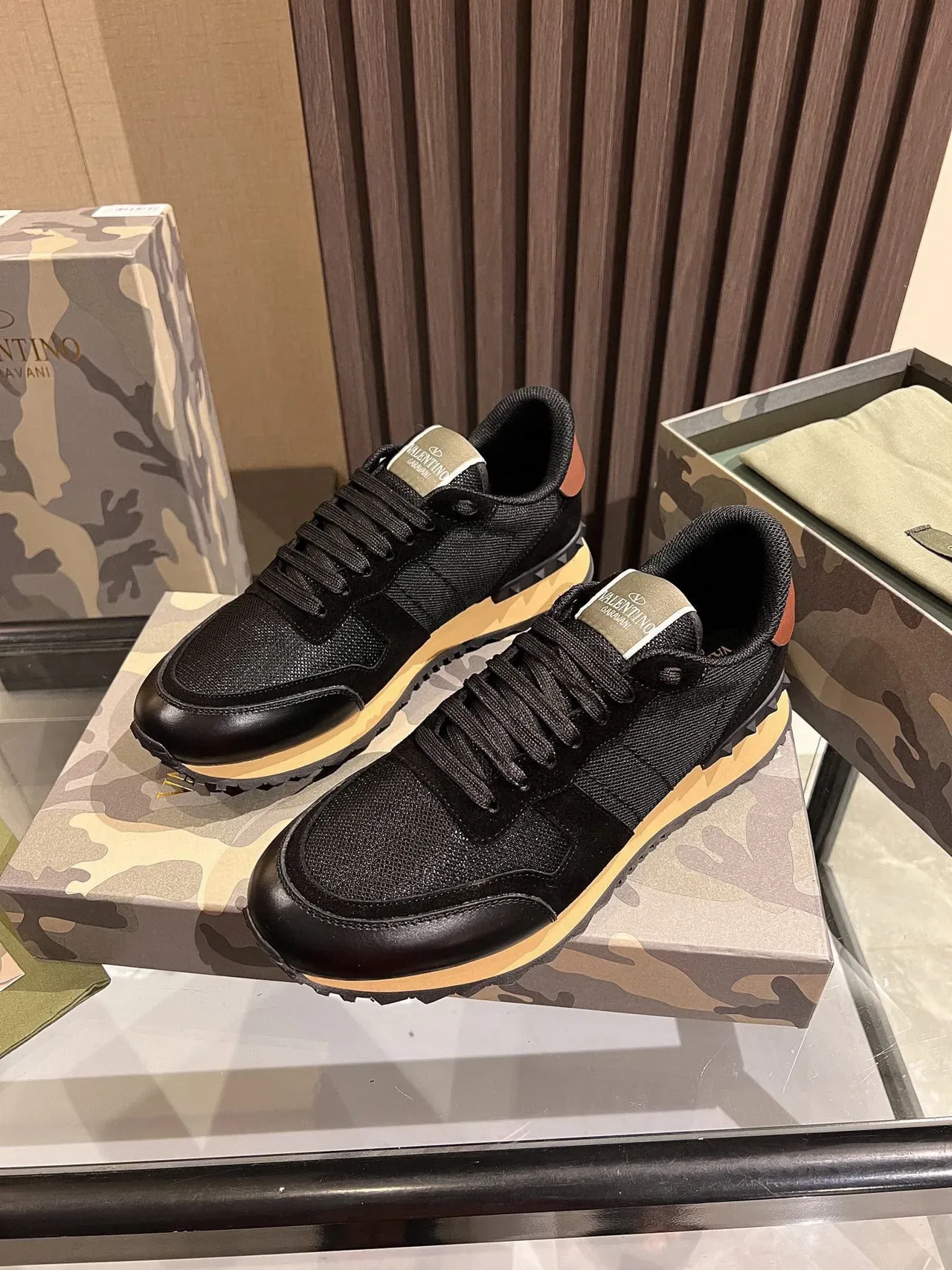 Valentino Sneakers Lifestyle Noir Beige Maillé Cuir Contraste Semelle Intermédiaire Crème 3