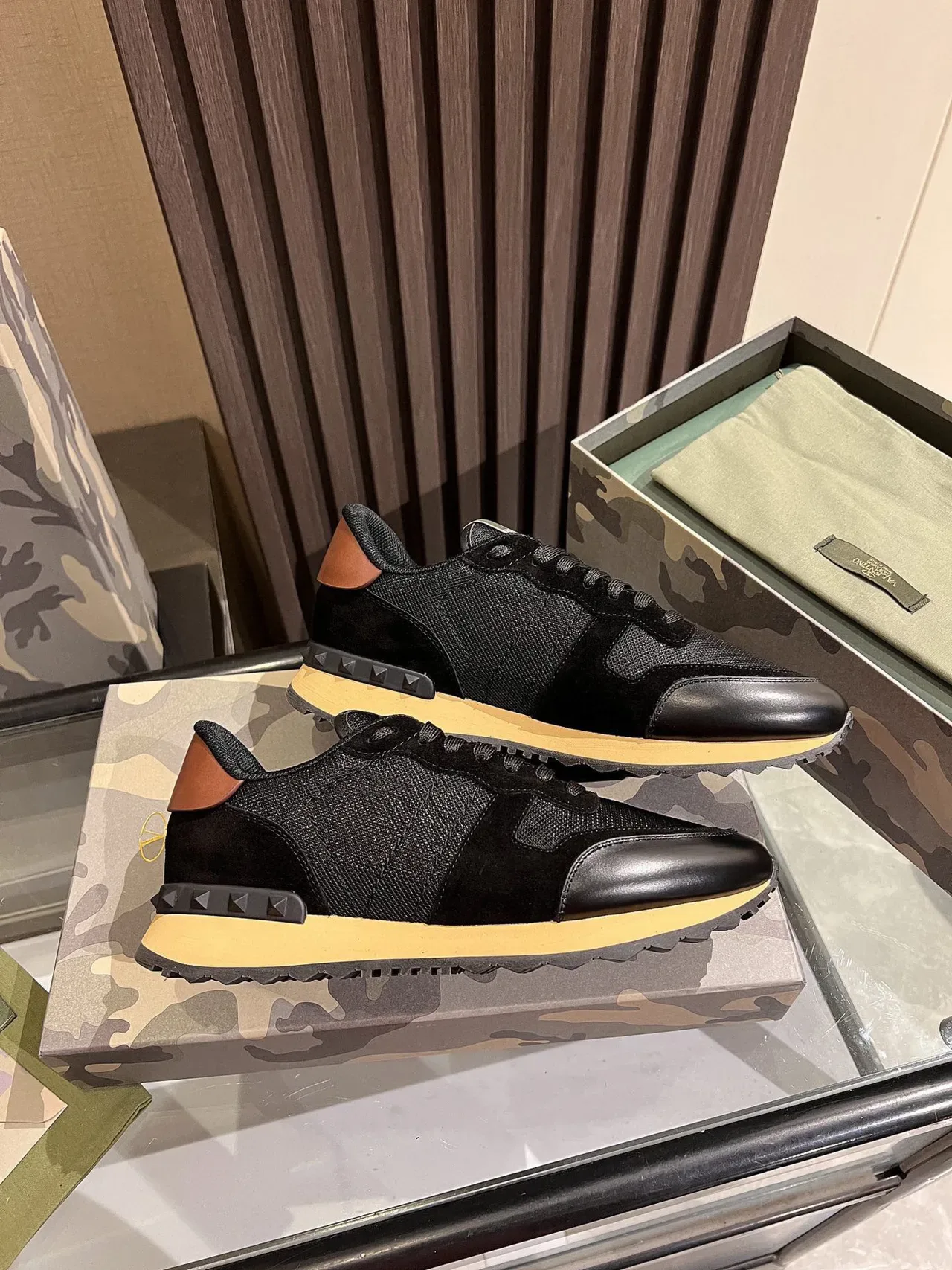 Valentino Sneakers Lifestyle Noir Beige Maillé Cuir Contraste Semelle Intermédiaire Crème 4