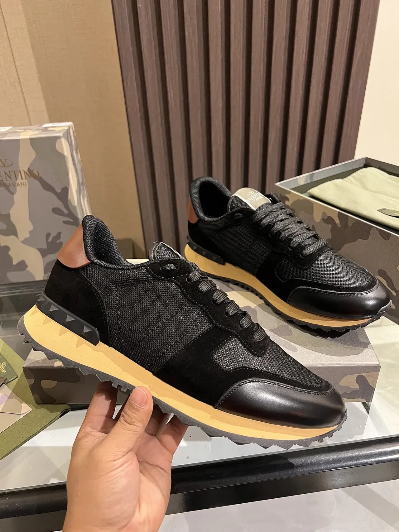 Valentino Sneakers Lifestyle Noir Beige Maillé Cuir Contraste Semelle Intermédiaire Crème 5