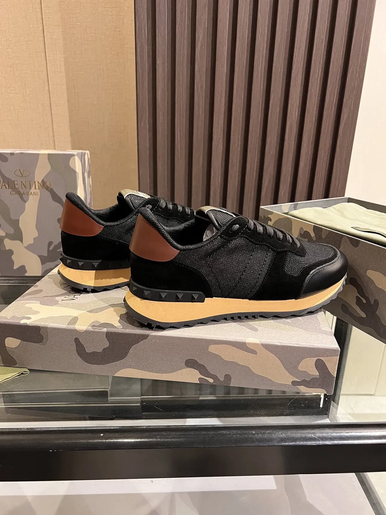 Valentino Sneakers Lifestyle Noir Beige Maillé Cuir Contraste Semelle Intermédiaire Crème 6