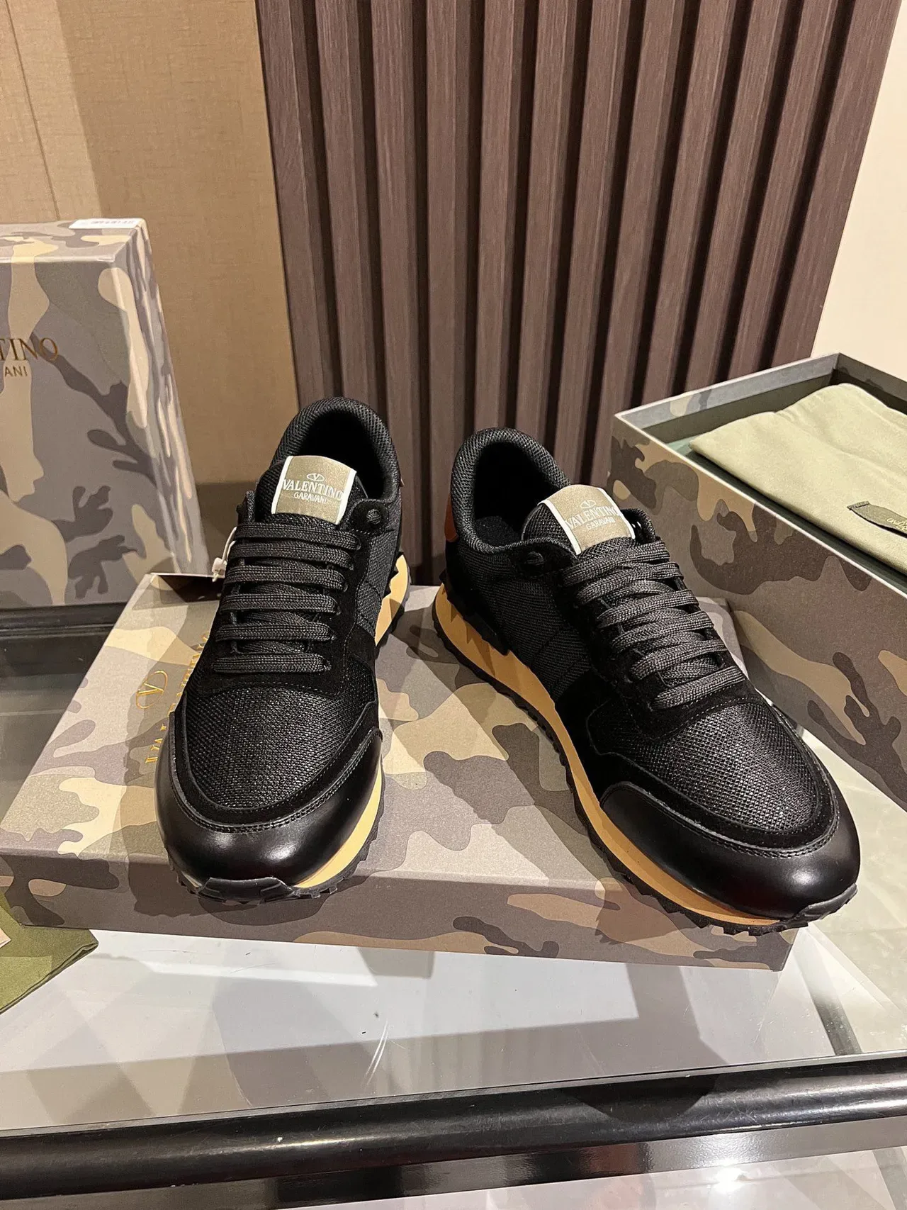 Valentino Sneakers Lifestyle Noir Beige Maillé Cuir Contraste Semelle Intermédiaire Crème 7