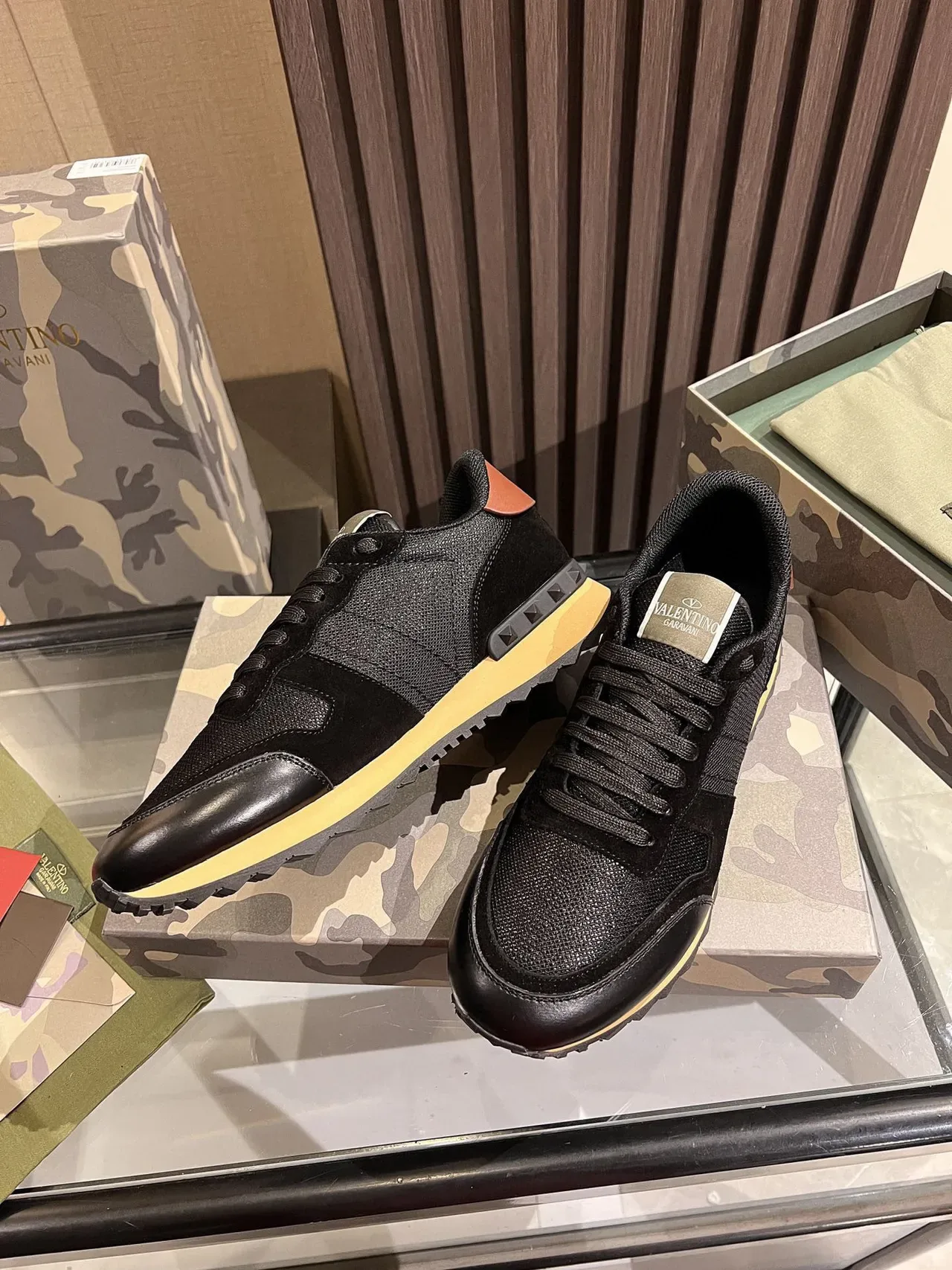 Valentino Sneakers Lifestyle Noir Beige Maillé Cuir Contraste Semelle Intermédiaire Crème 8