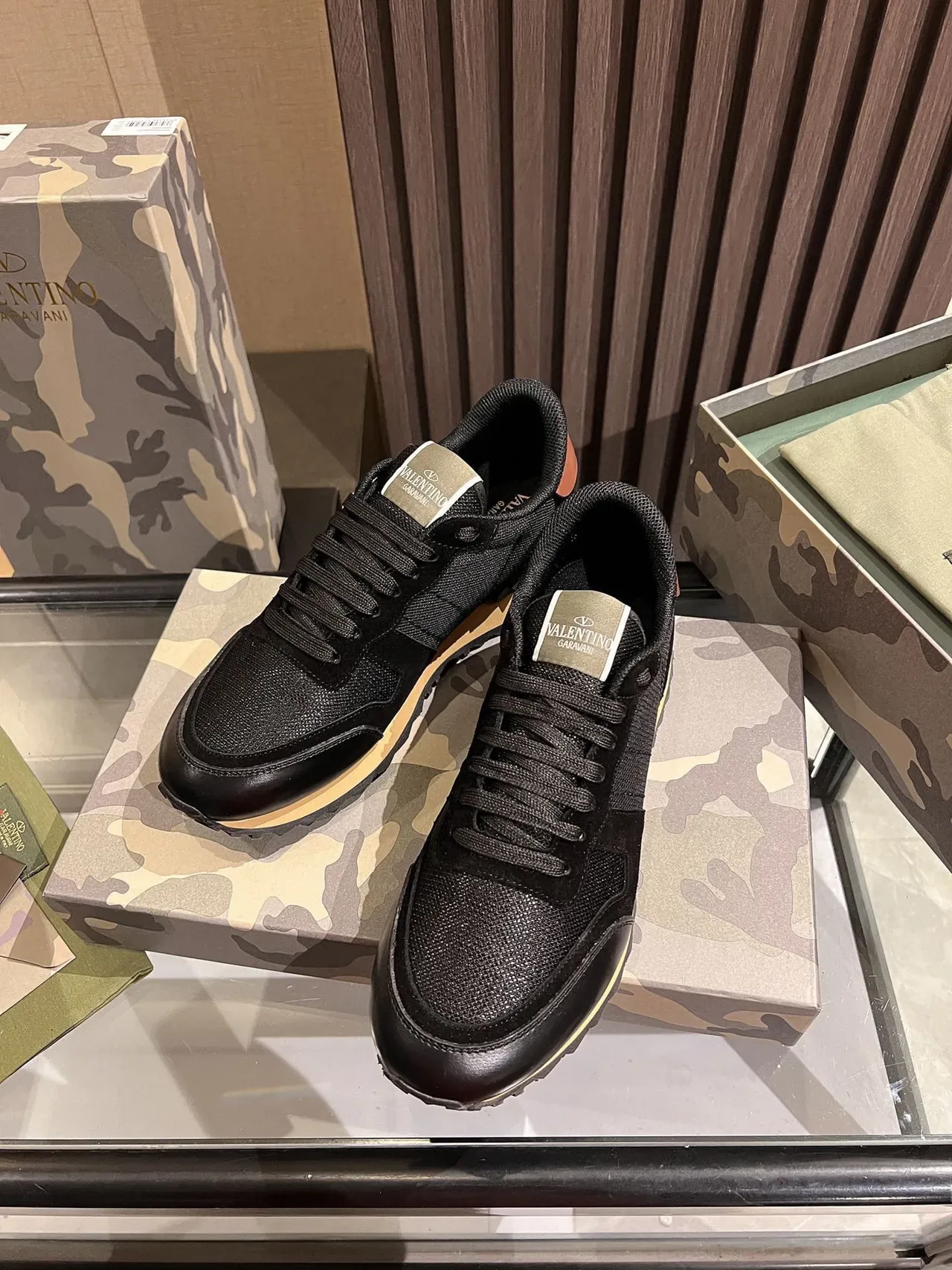 Valentino Sneakers Lifestyle Noir Beige Maillé Cuir Contraste Semelle Intermédiaire Crème 9