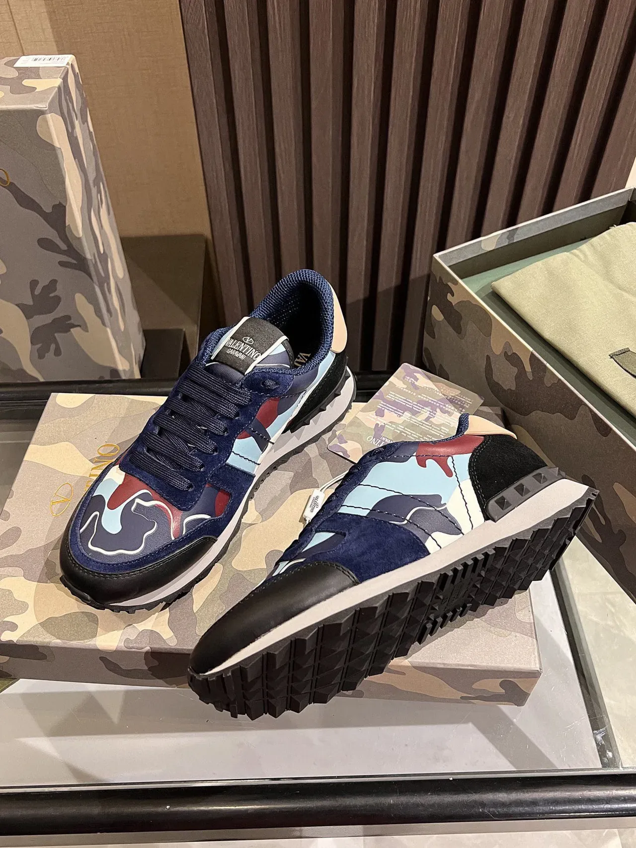 Valentino Sneakers Lifestyle en daim à motif camouflage 2