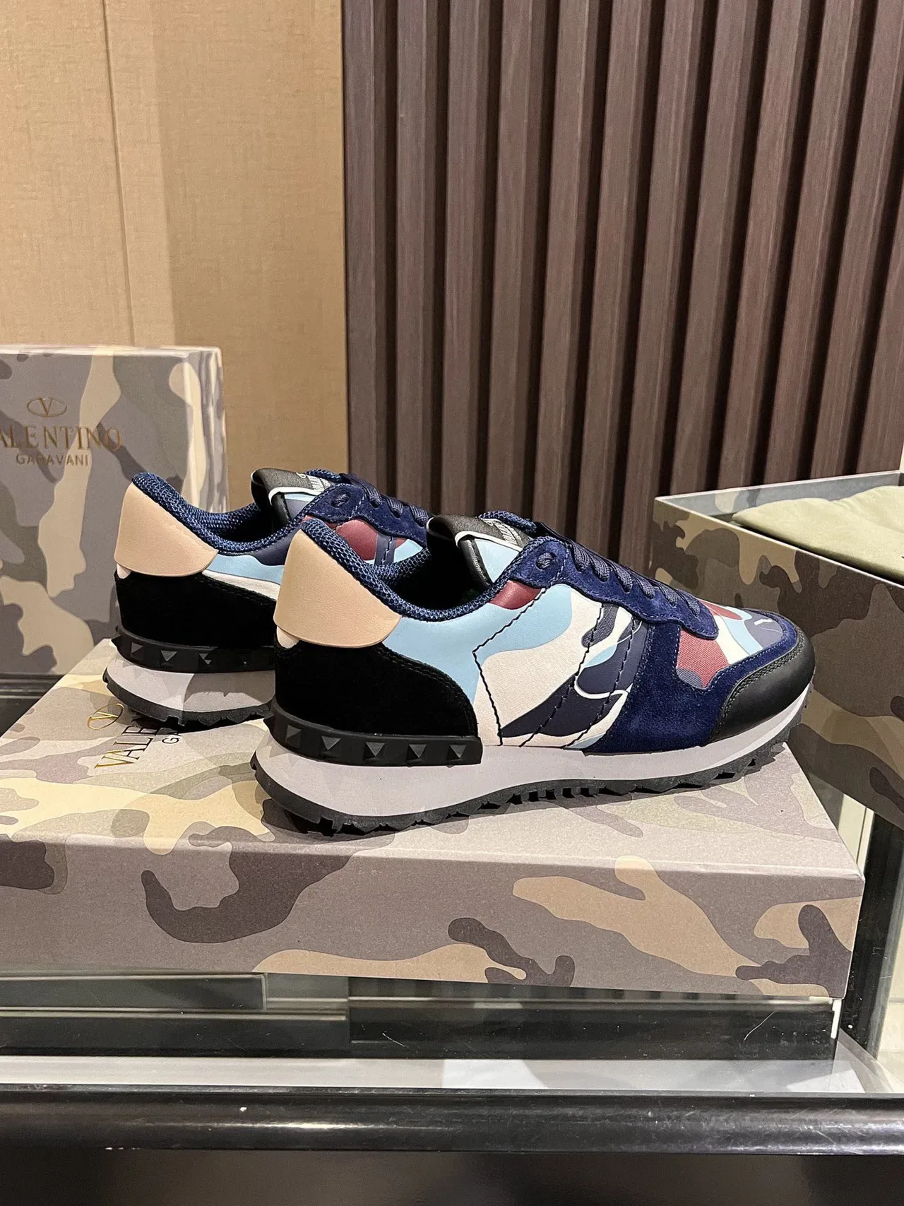 Valentino Sneakers Lifestyle en daim à motif camouflage 3