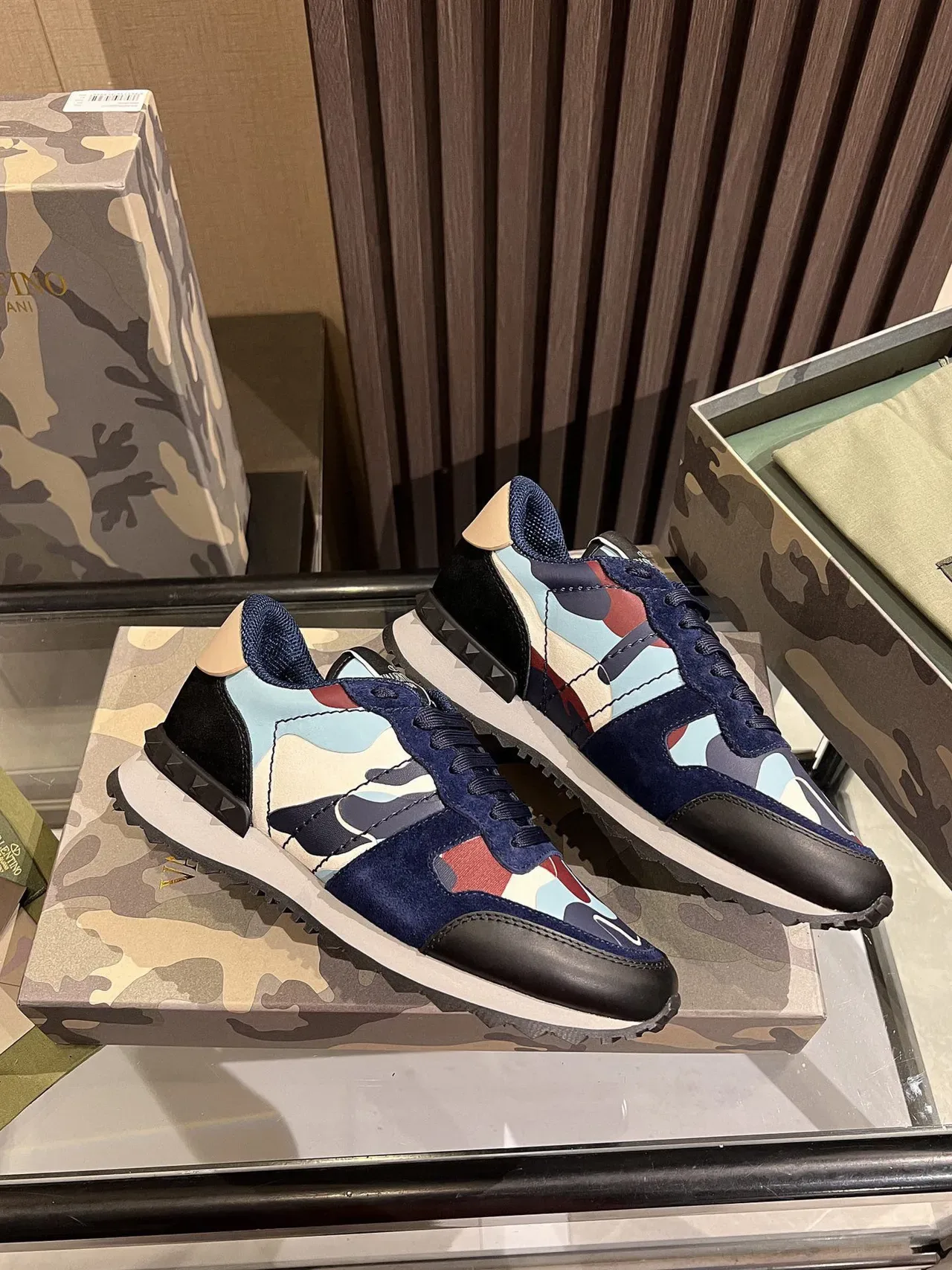 Valentino Sneakers Lifestyle en daim à motif camouflage 4