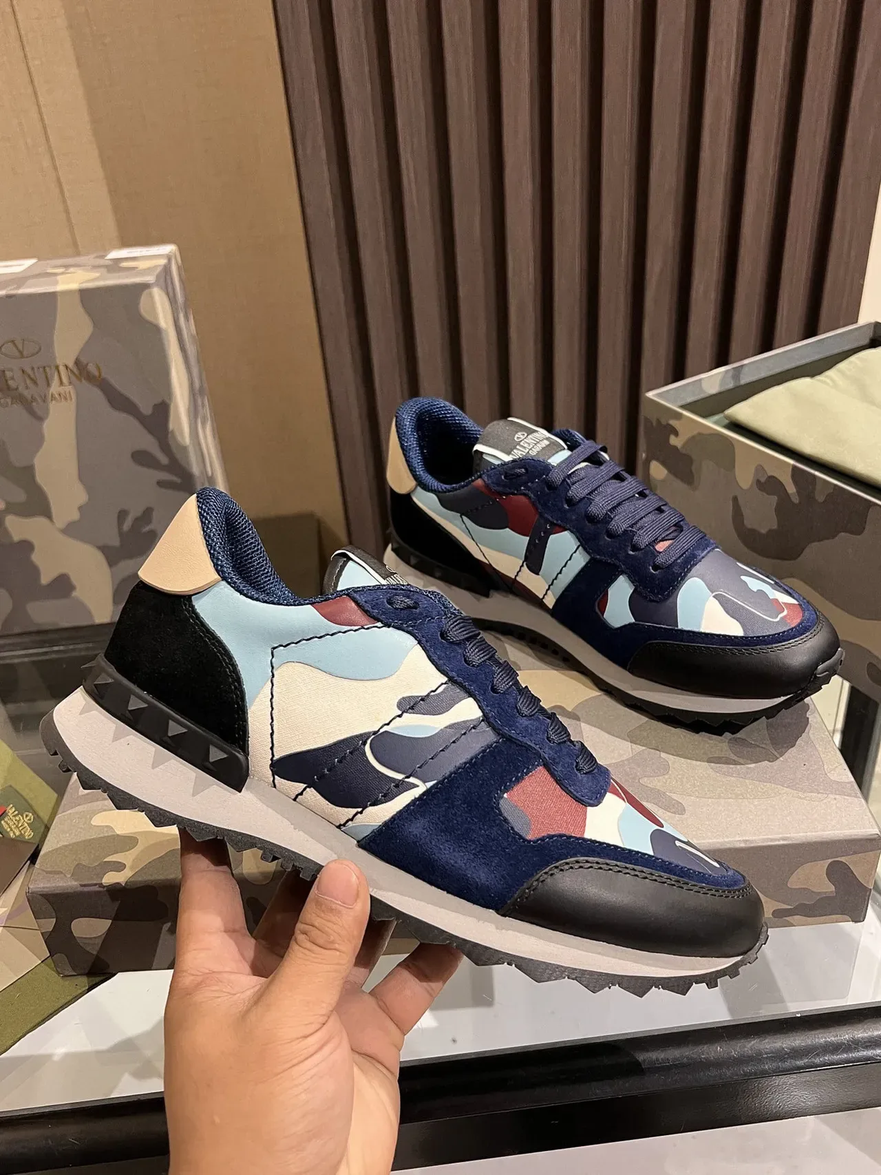 Valentino Sneakers Lifestyle en daim à motif camouflage 5