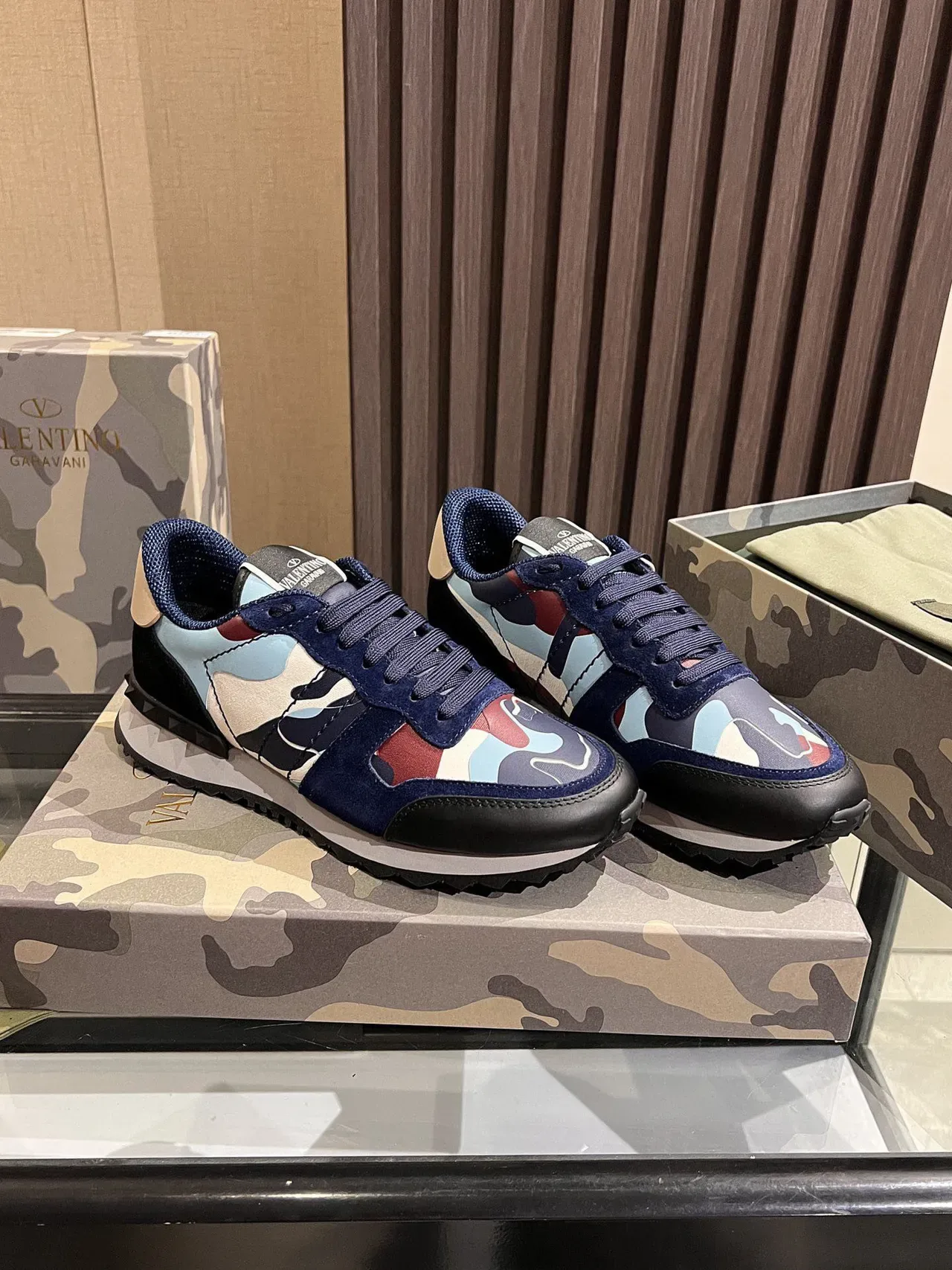Valentino Sneakers Lifestyle en daim à motif camouflage 6