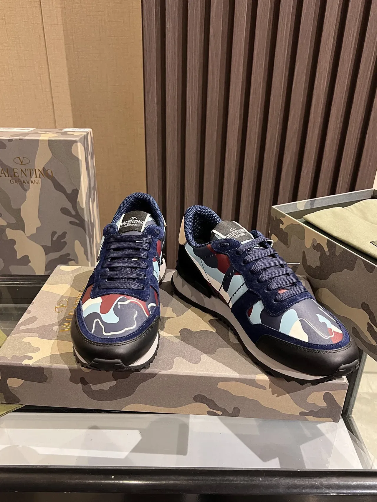 Valentino Sneakers Lifestyle en daim à motif camouflage 7