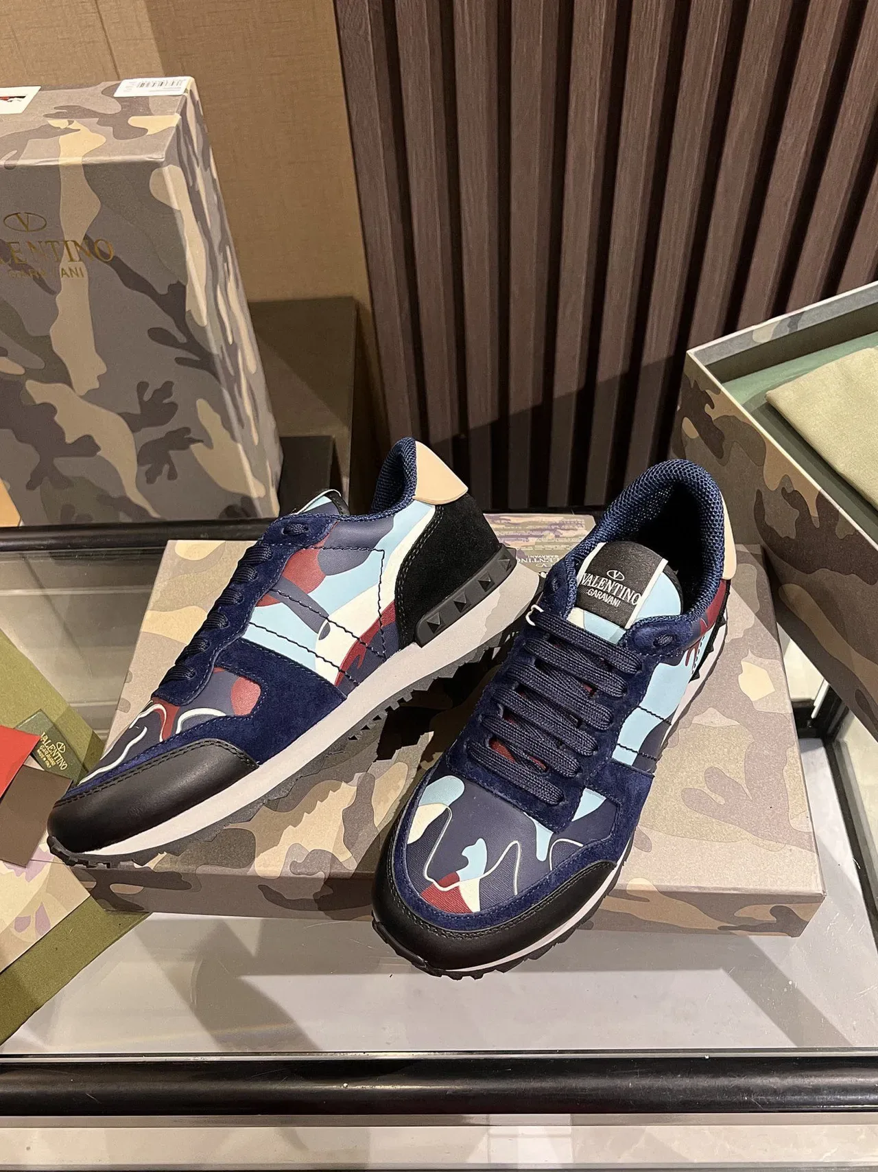 Valentino Sneakers Lifestyle en daim à motif camouflage 8