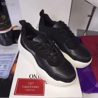 Valentino zapatillas negras y blancas chunky abiertas