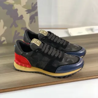 Valentino Rockstud أحذية رياضية أسلوب حياة أسود أحمر مطبوع نجمة على الجزء العلوي لوحة متعددة الألوان