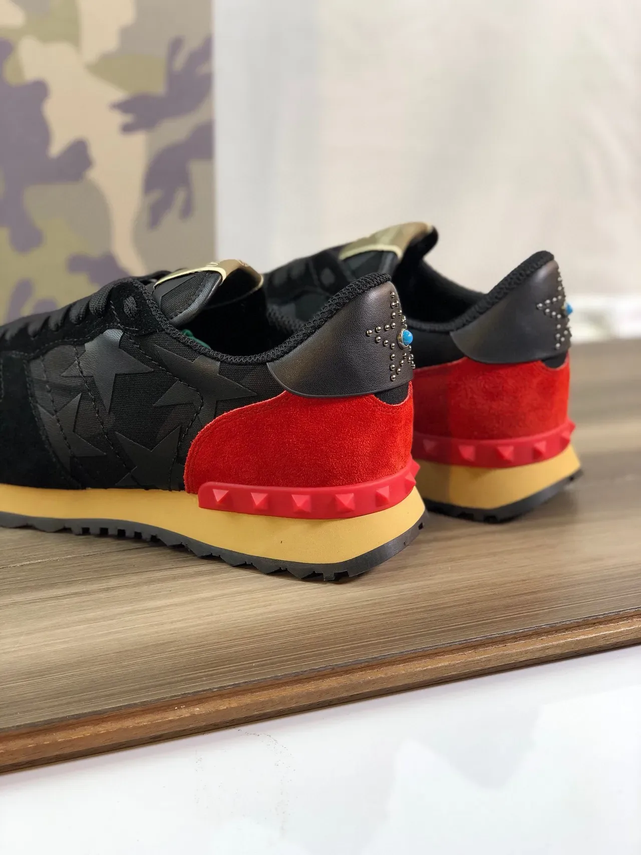 Valentino Rockstud Noir Rouge Imprimé Étoile Panneaux Multicolores Lifestyle Sneakers 2