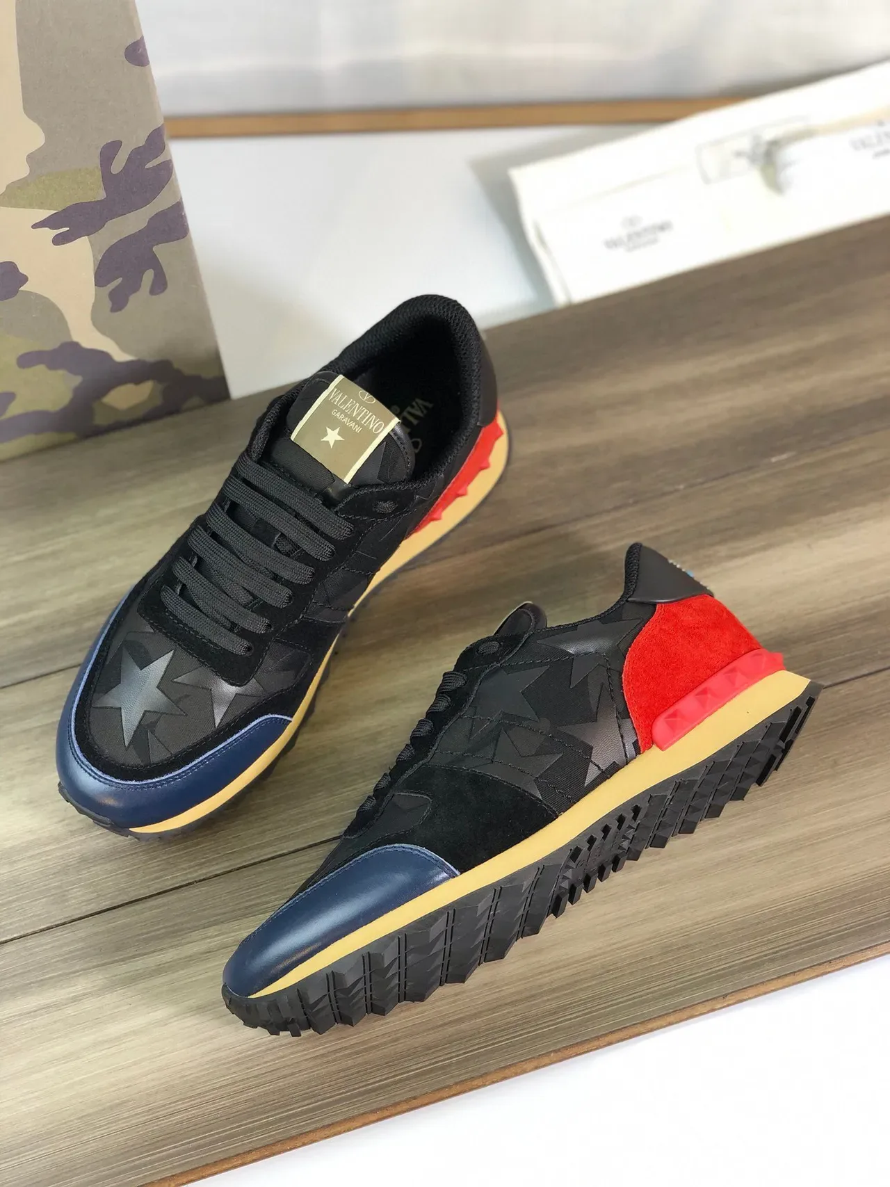 Valentino Rockstud Noir Rouge Imprimé Étoile Panneaux Multicolores Lifestyle Sneakers 6