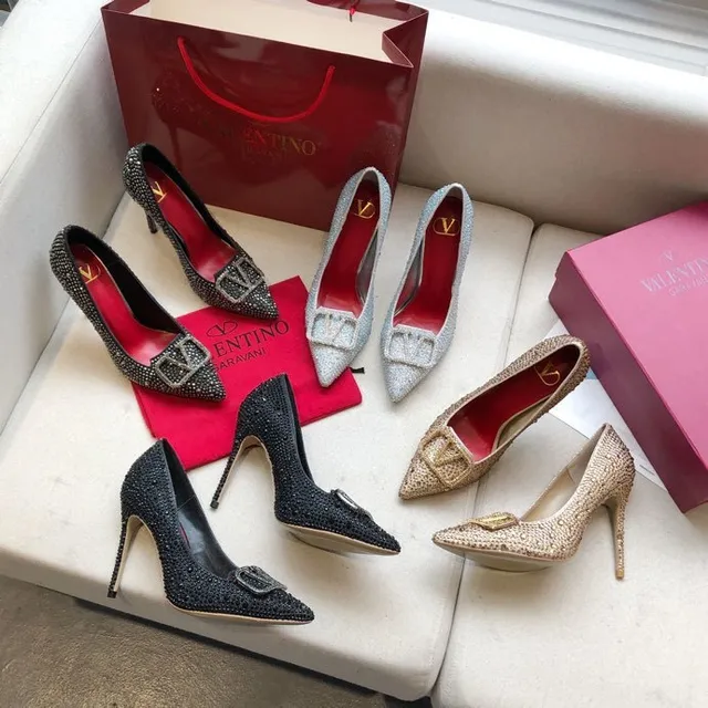 Valentino Rockstud stiletto com cristais dourados 5